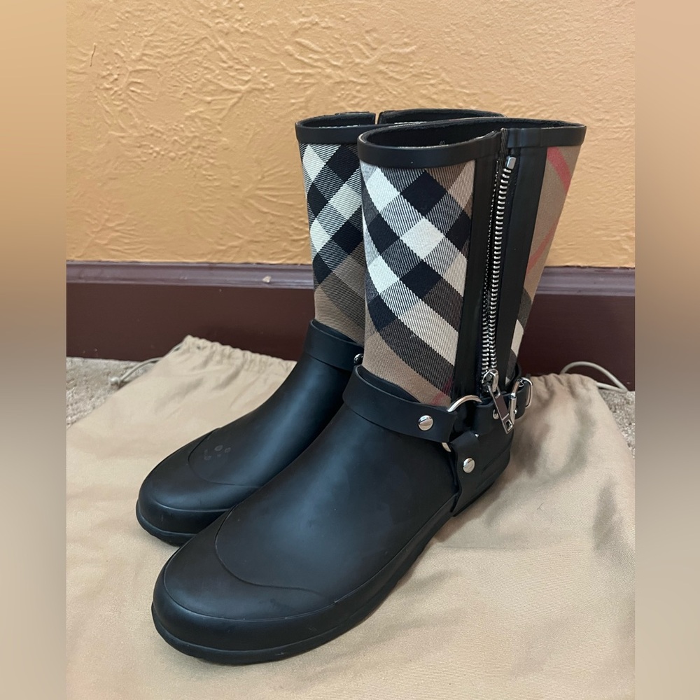 Burberry Women's Zane Signature Check Rain Boots - Picture 5 of 10
